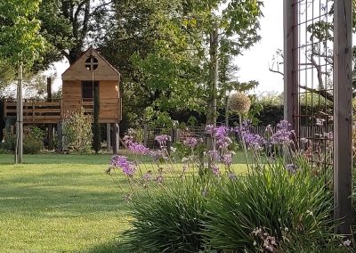 Aménagement paysagé avec cabane en bois
