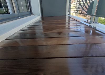 Aménagement de balcon sol en parquet bois foncé