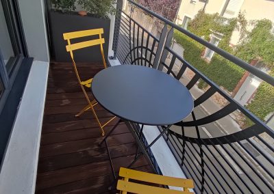 Aménagement balcon en parquet bois foncé