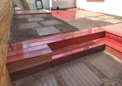 Aménagement sol sur deux étages en bois rouge