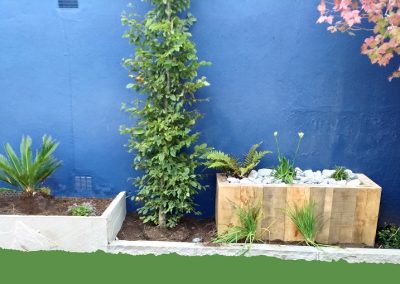 Jardinières & décorations extérieurs en bois et mur bleu