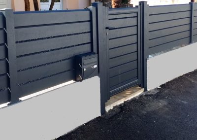 Clôture en aluminium noir sur muret de maison moderne