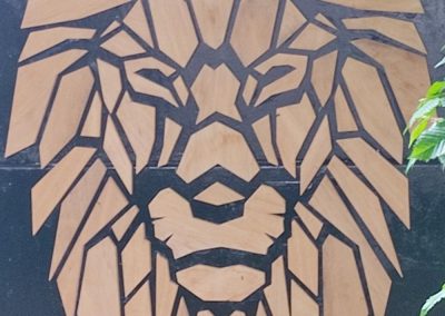 Décoration lion en bois sur mur extérieur