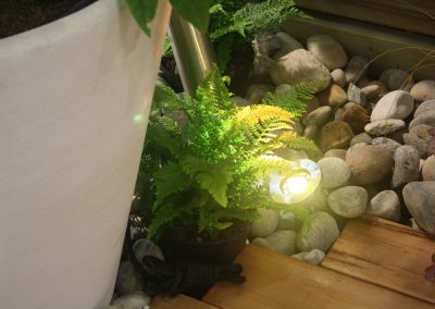 Eclairage décorative au sol dans des galets de plage