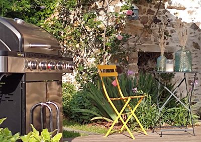 Terrasse en bois et aménagement extérieur et décoratif avec barbecue