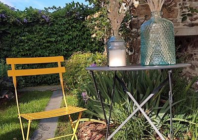 Terrasse en bois et table d'extérieurs