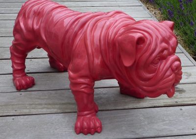 Structure en résine d'un chien rouge