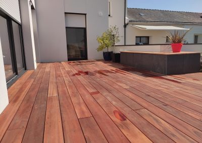 Terrasse bois + muret en carrelage gris anthracite