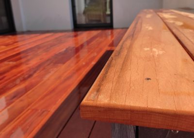 Terrasse bois rouge et banc bois