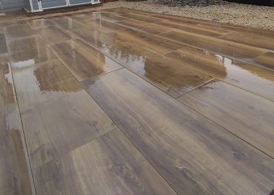 Terrasse dalles céramiques effet parquet mouillé