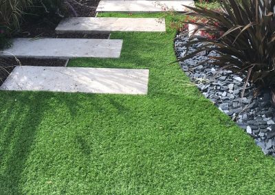 Gazon synthétique et dalle rectangle