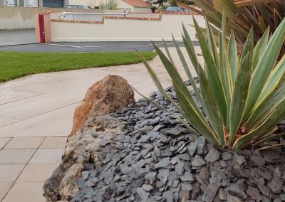 Terrasses bois & minérales + jardinière avec copaux de bois noir