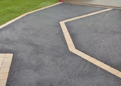 Entrée en sol minérale + dallage en pierre