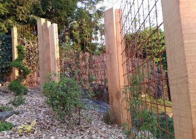 Clôture décorative en bois et grille effet rouille